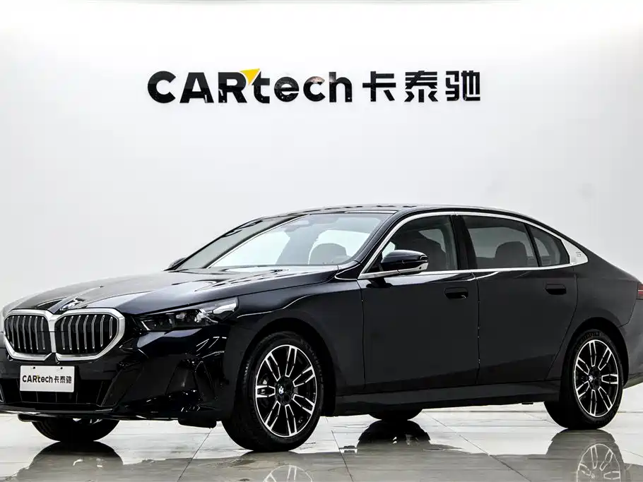 BMW 5 Series 2025 — фото 12
