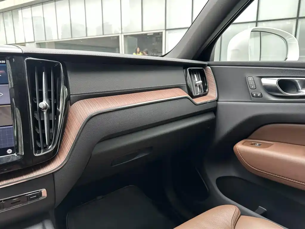 Volvo XC60 2023 — фото 22
