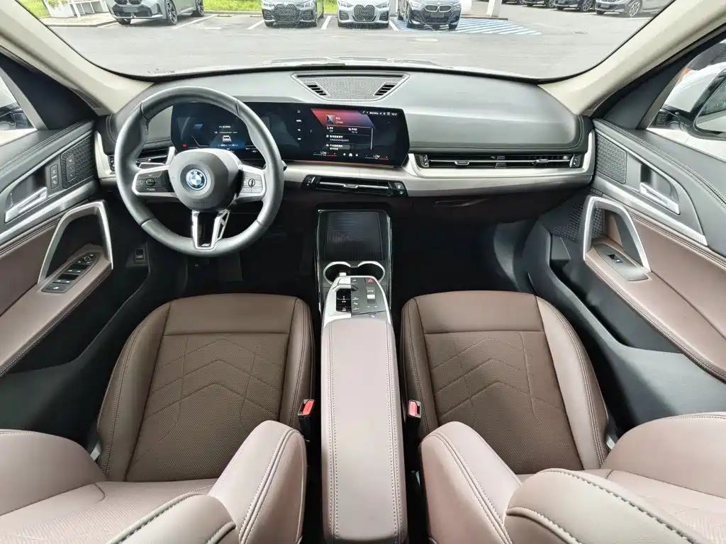 BMW iX1 2025 — фото 13
