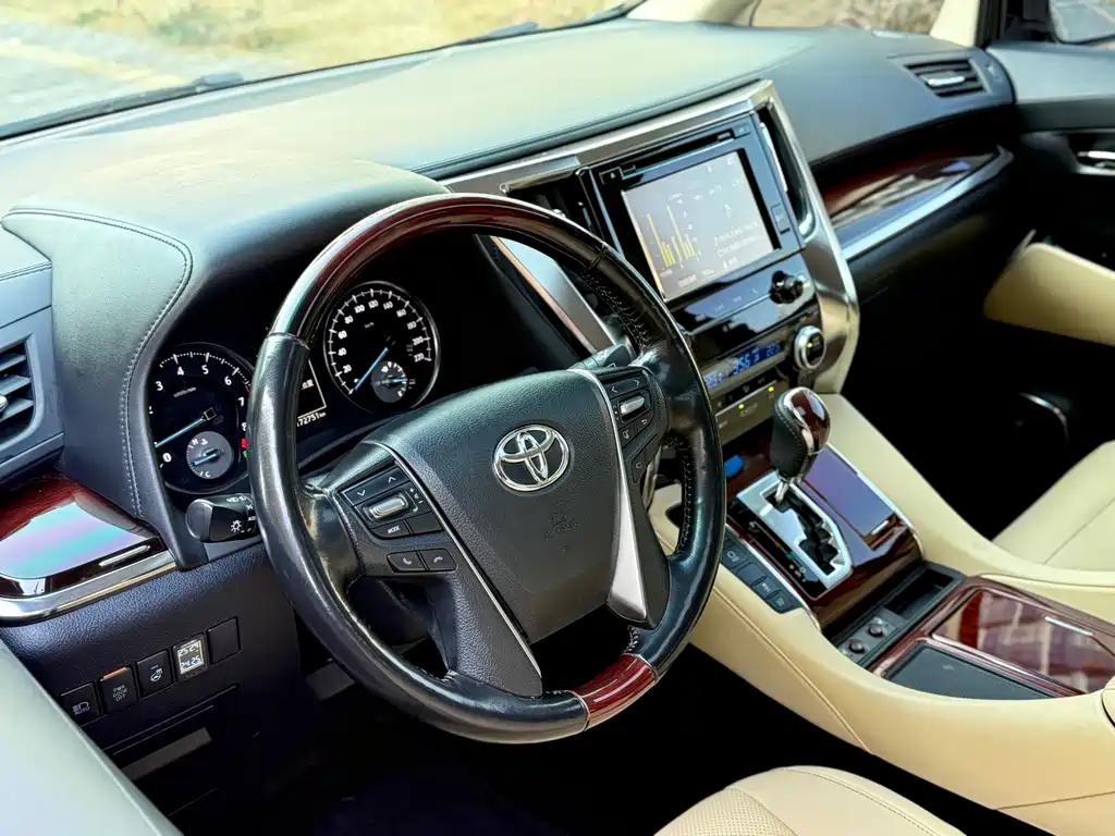 Toyota Alphard 2017 — фото 16