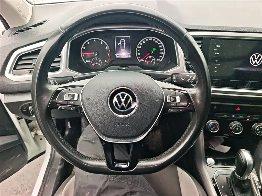 Volkswagen T-Roc 2023 — фото 3