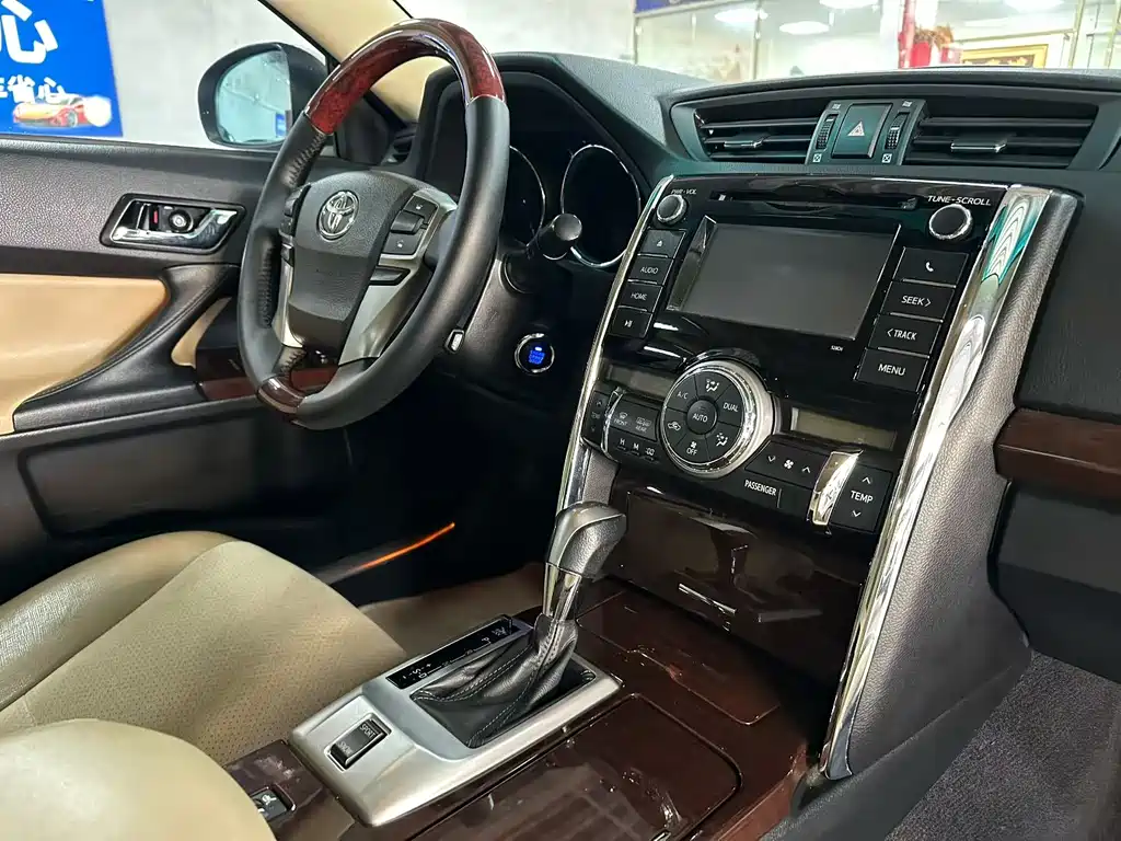Toyota Reiz 2015