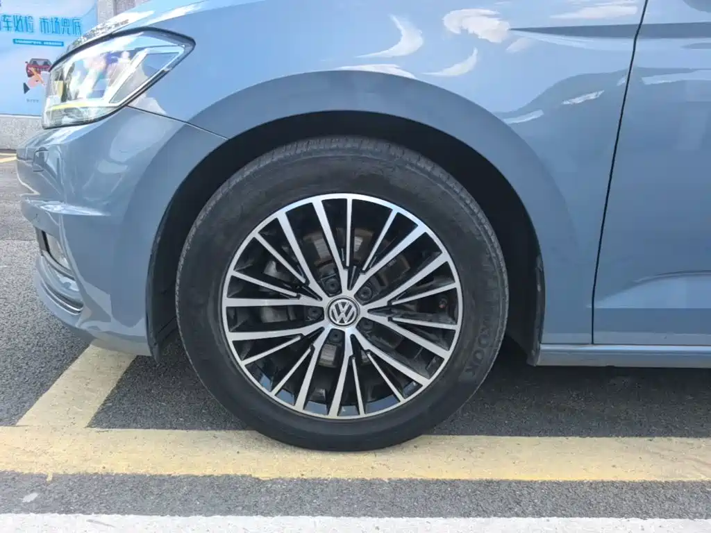 Volkswagen Touran 2017 — фото 23