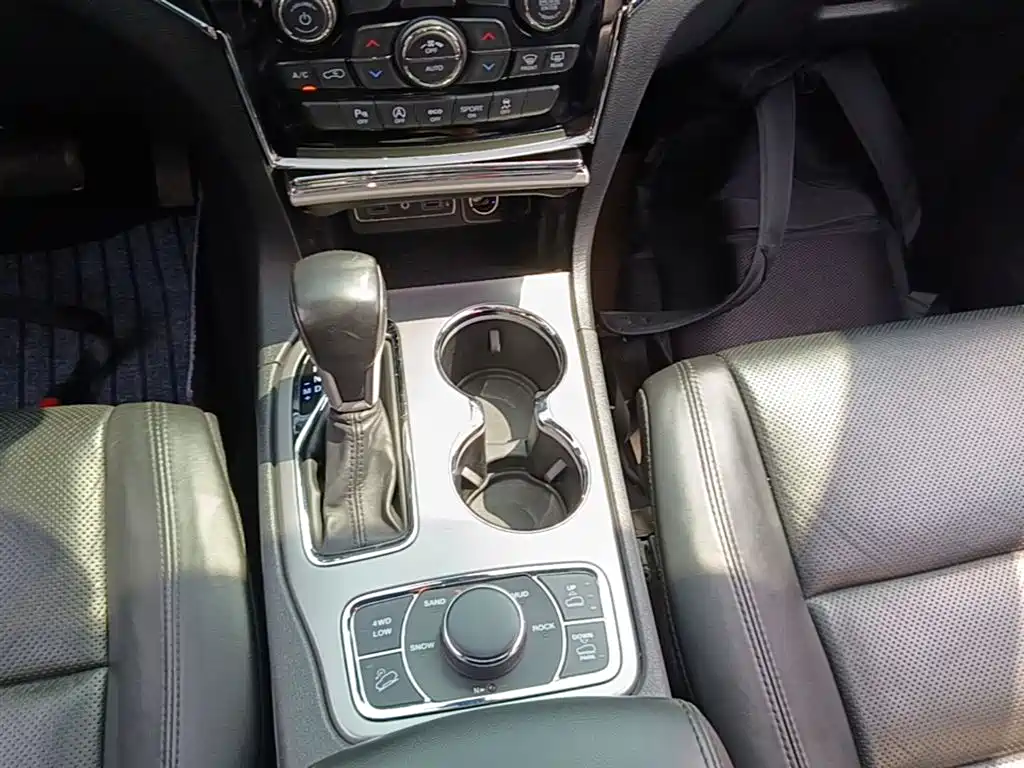 Jeep Grand Cherokee 2022 — фото 14
