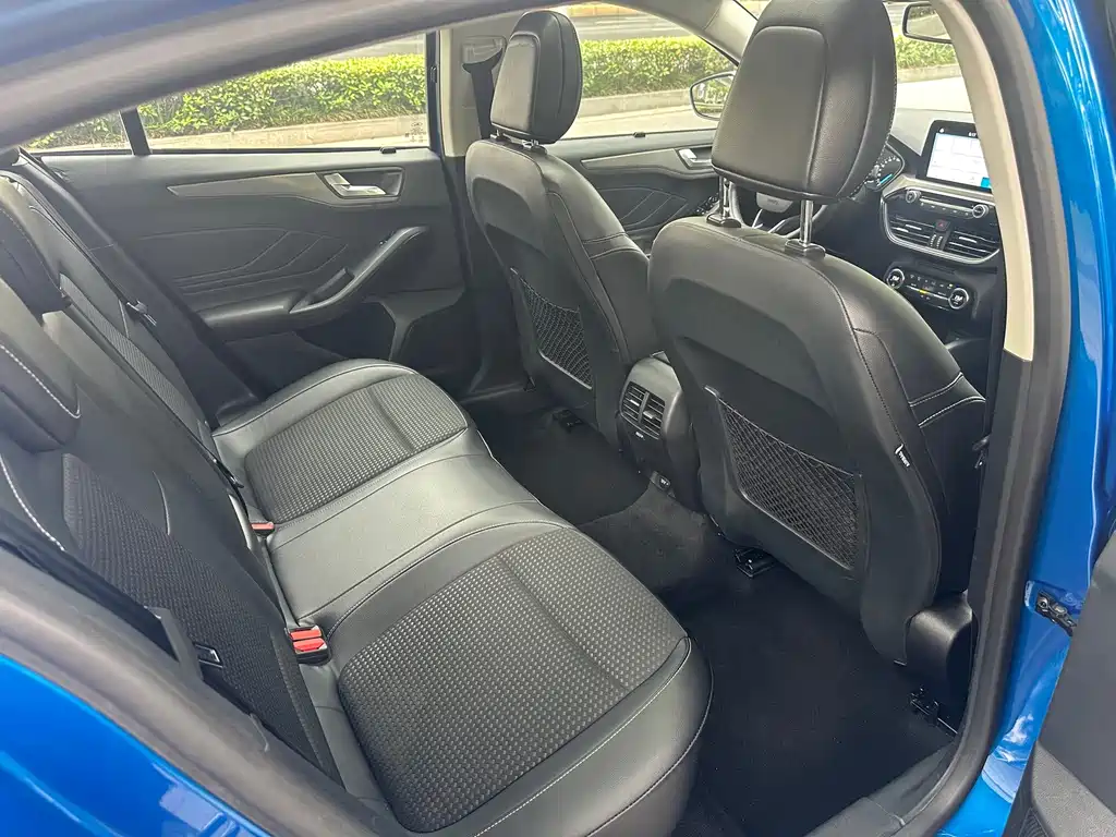 Ford Focus 2019 — фото 12