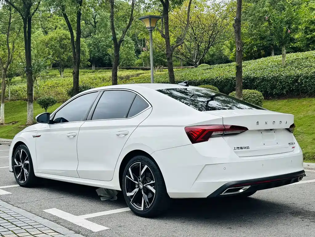 Skoda Octavia 2022 — фото 11