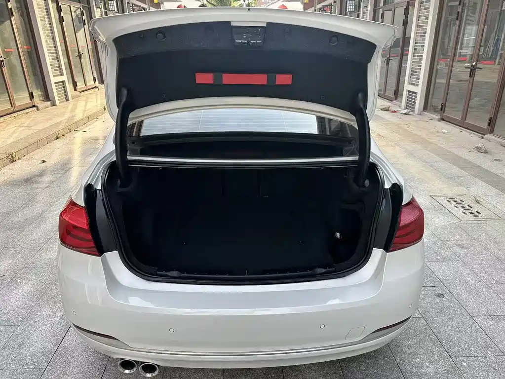 BMW 3 Series 2018 — фото 16