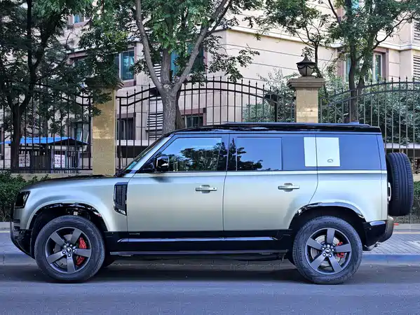 Land Rover Defender 2023