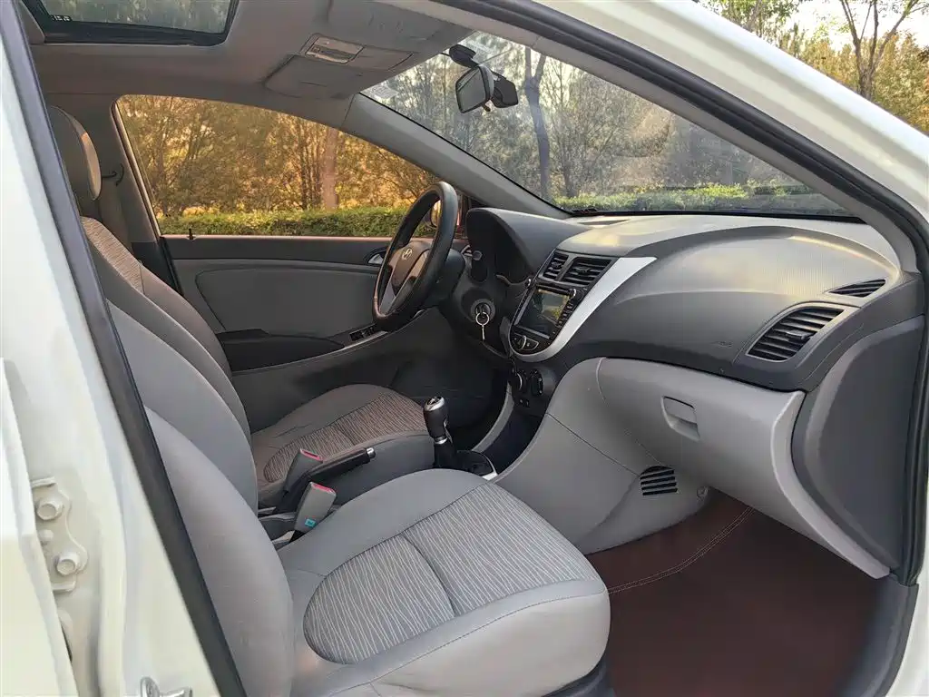 Hyundai Verna 2017 — фото 23