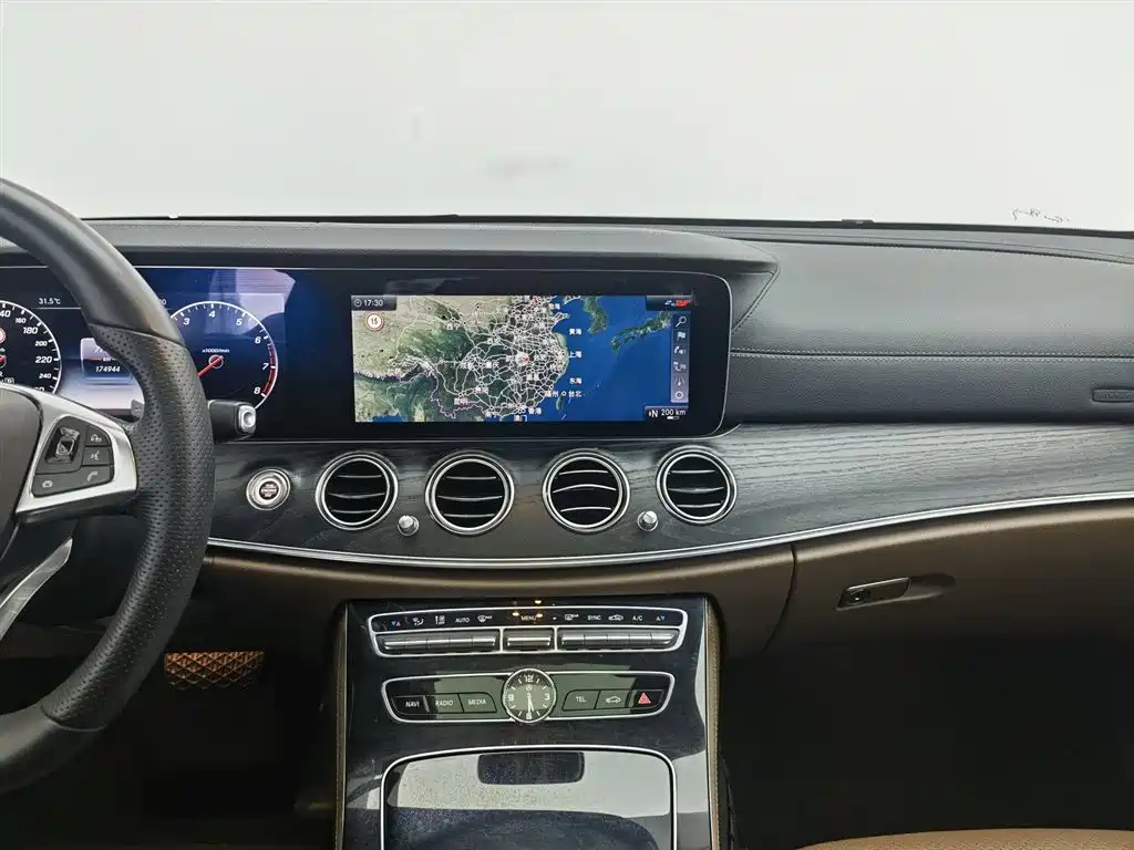 Mercedes-Benz E-Class 2017 — фото 12