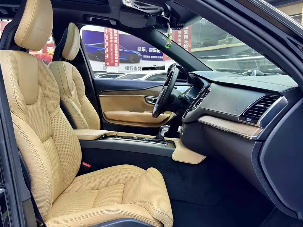 Volvo XC90 2018 — фото 17