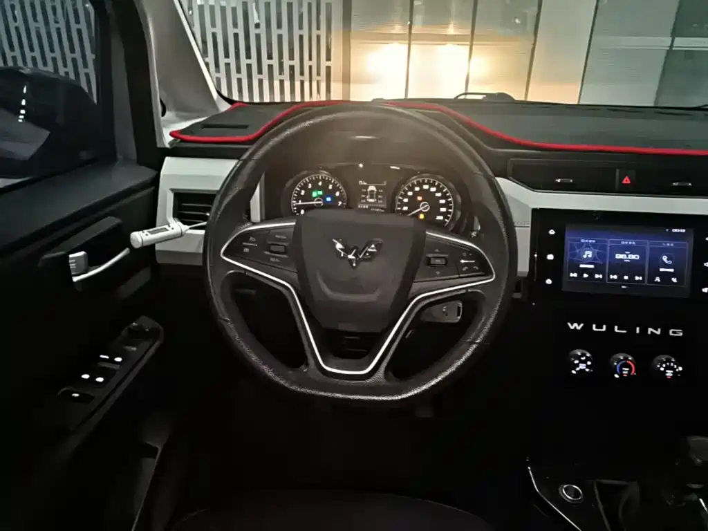 Wuling Hongguang PLUS 2020 — фото 11