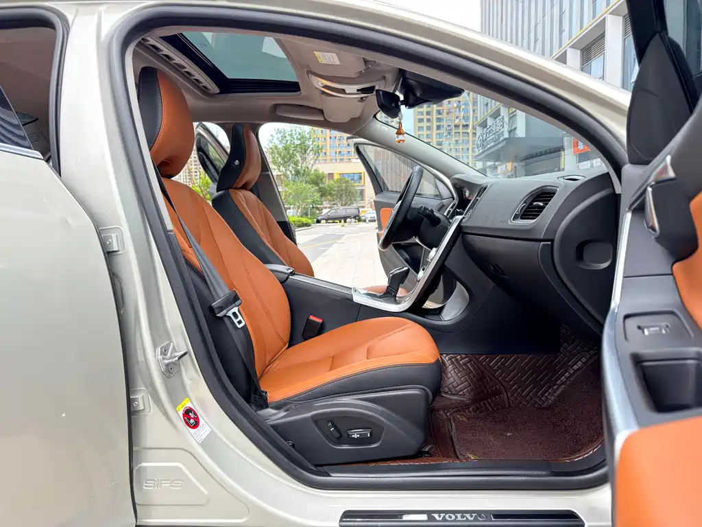 Volvo S60 2018 — фото 10