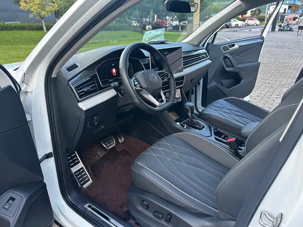 Volkswagen Tiguan L 2023 — фото 8