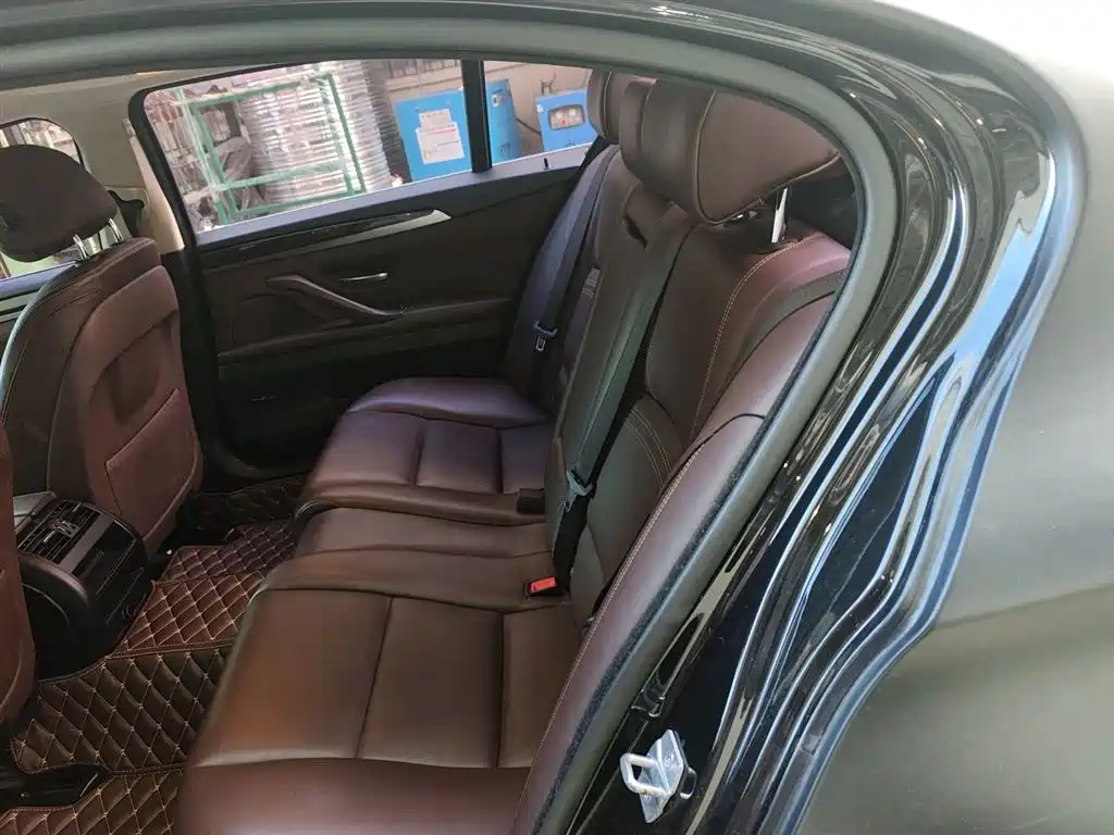 BMW 5 Series 2017 — фото 13