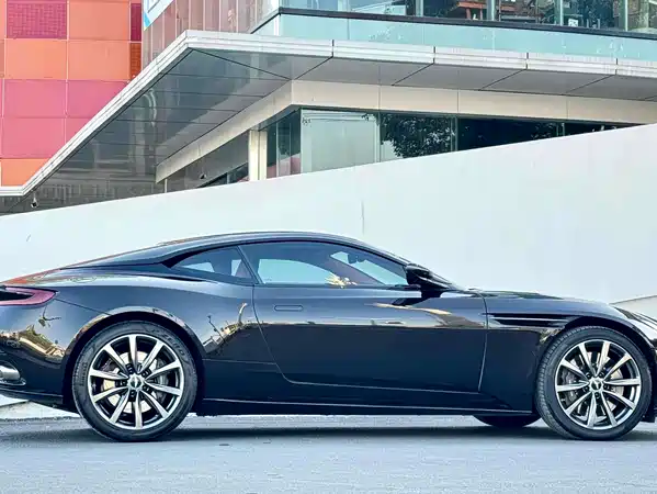 Aston Martin DB11 2019