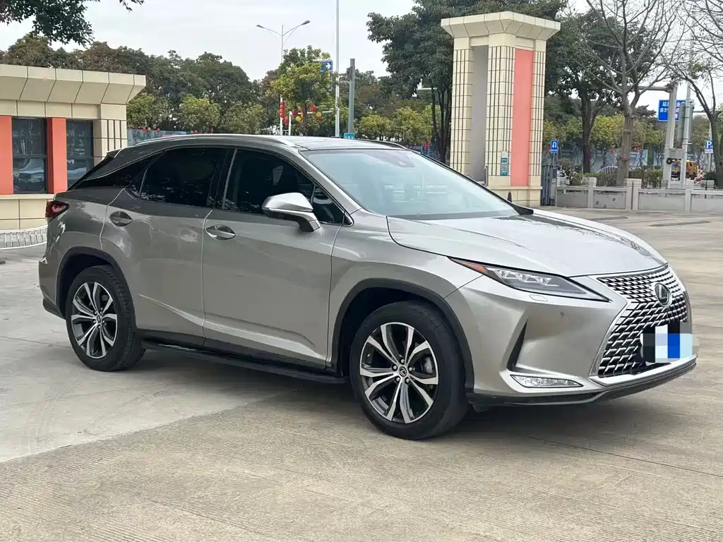 Lexus RX 2022 — фото 1