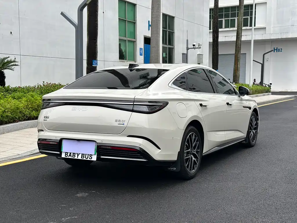 BYD Seal 07 DM-i 2025 — фото 6