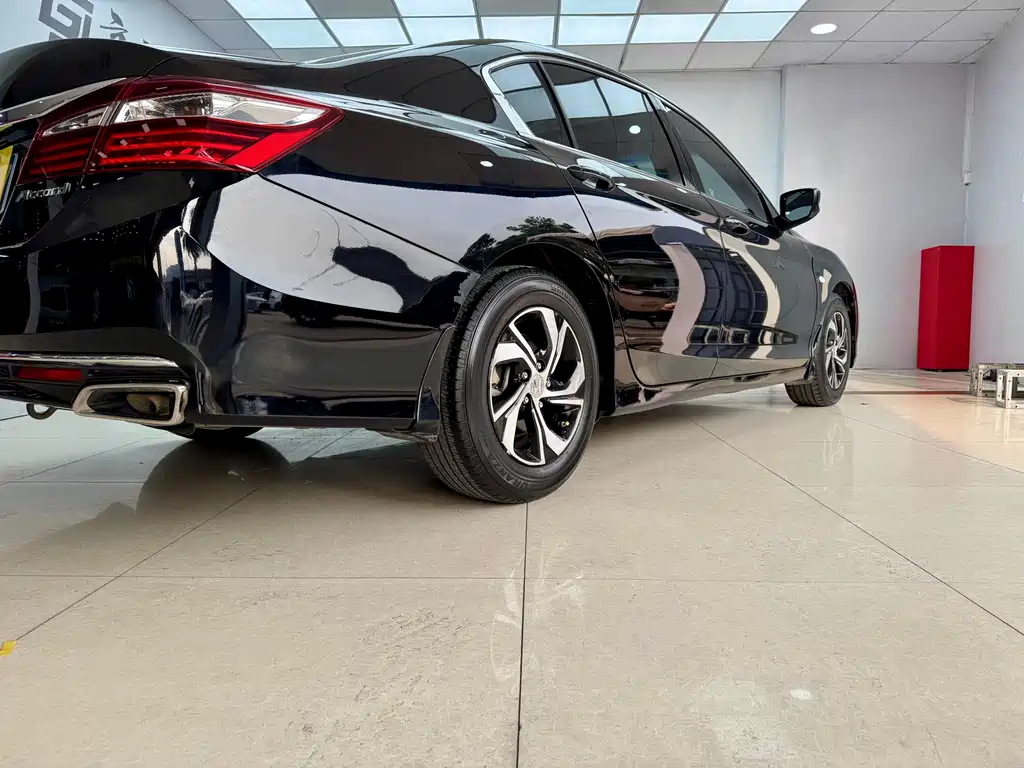 Honda Accord 2017 — фото 20