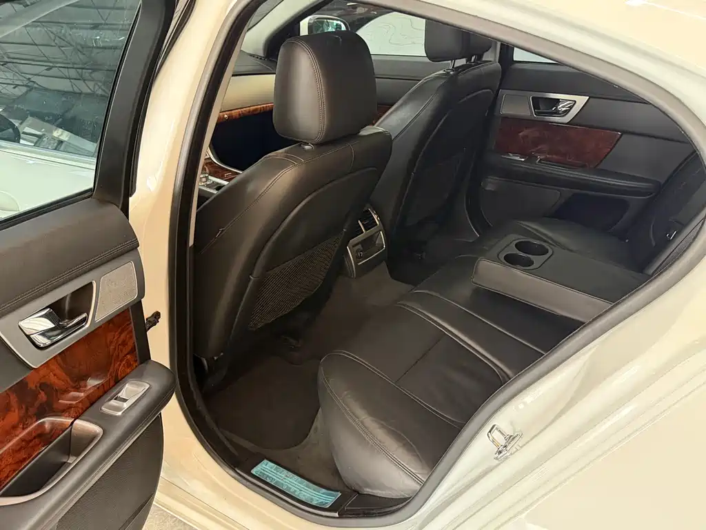 Jaguar XF 2015 — фото 16