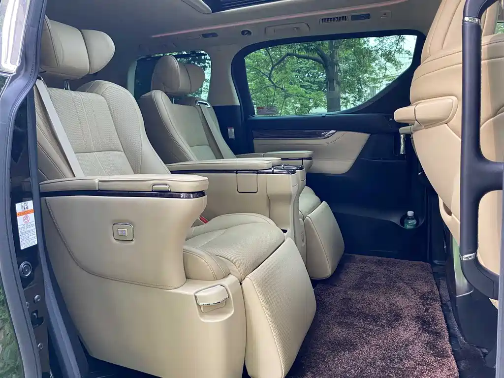 Toyota Alphard 2023 — фото 10