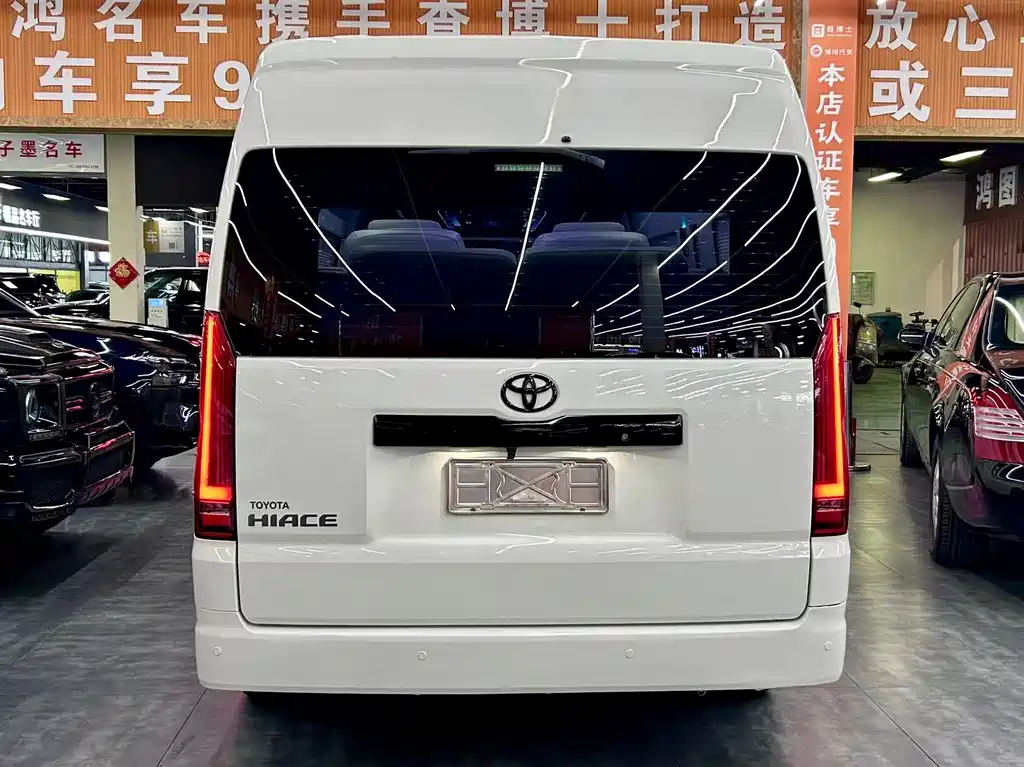Toyota Hiace 2021 — фото 16