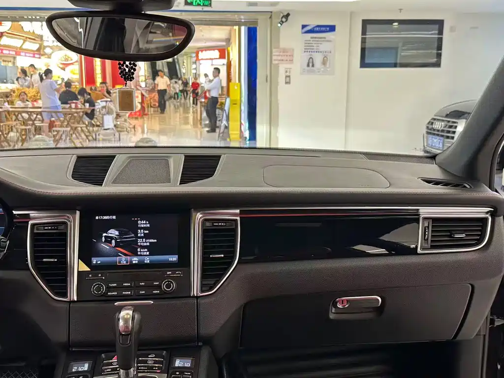 Porsche Macan 2018 — фото 17