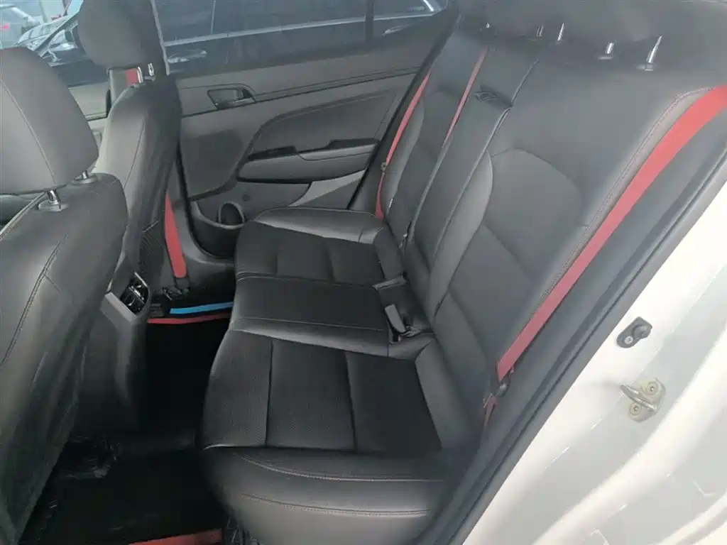 Hyundai Elantra 2019 — фото 17
