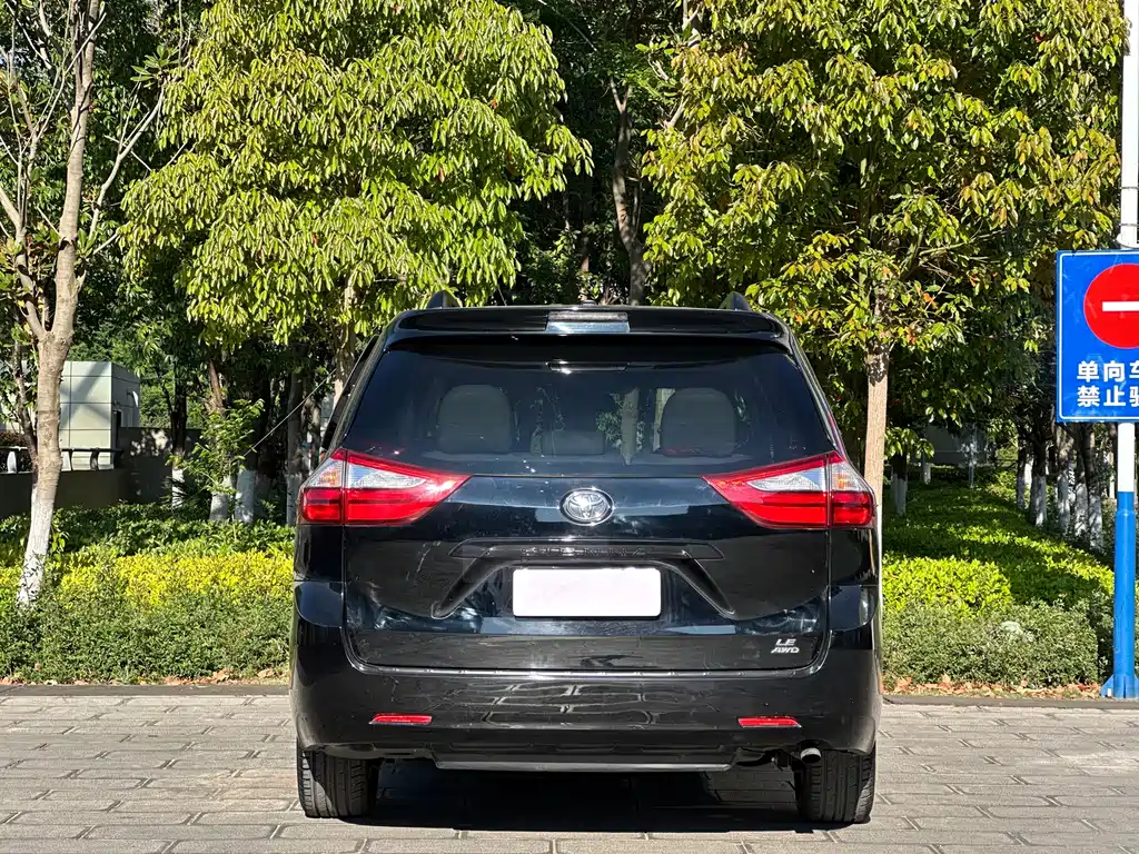 Toyota Sienna 2015 — фото 5