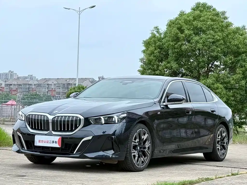 BMW 5 Series 2025 — фото 1