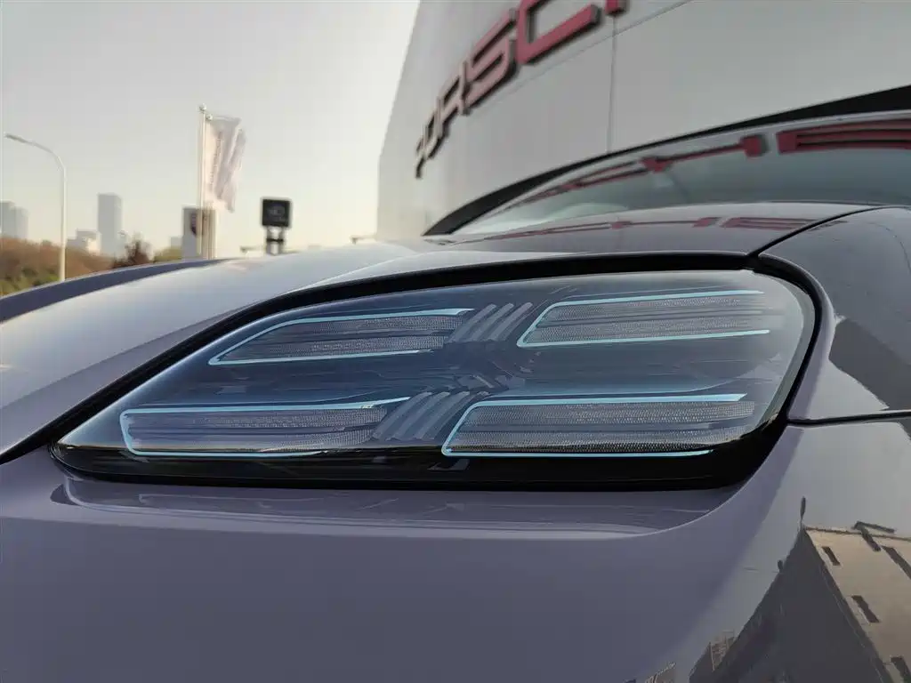 Porsche Macan EV 2024 — фото 16
