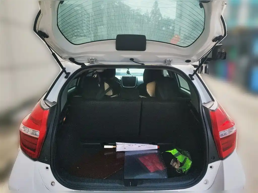Toyota Yaris L 2019 — фото 10