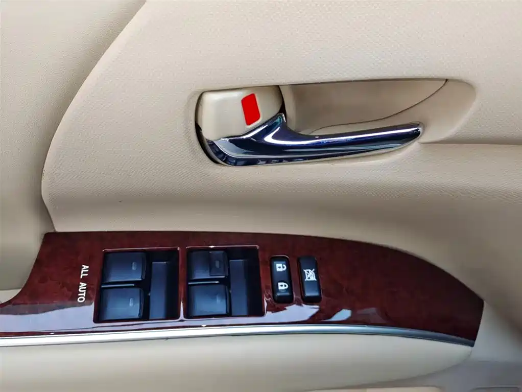 Toyota Previa 2017 — фото 18