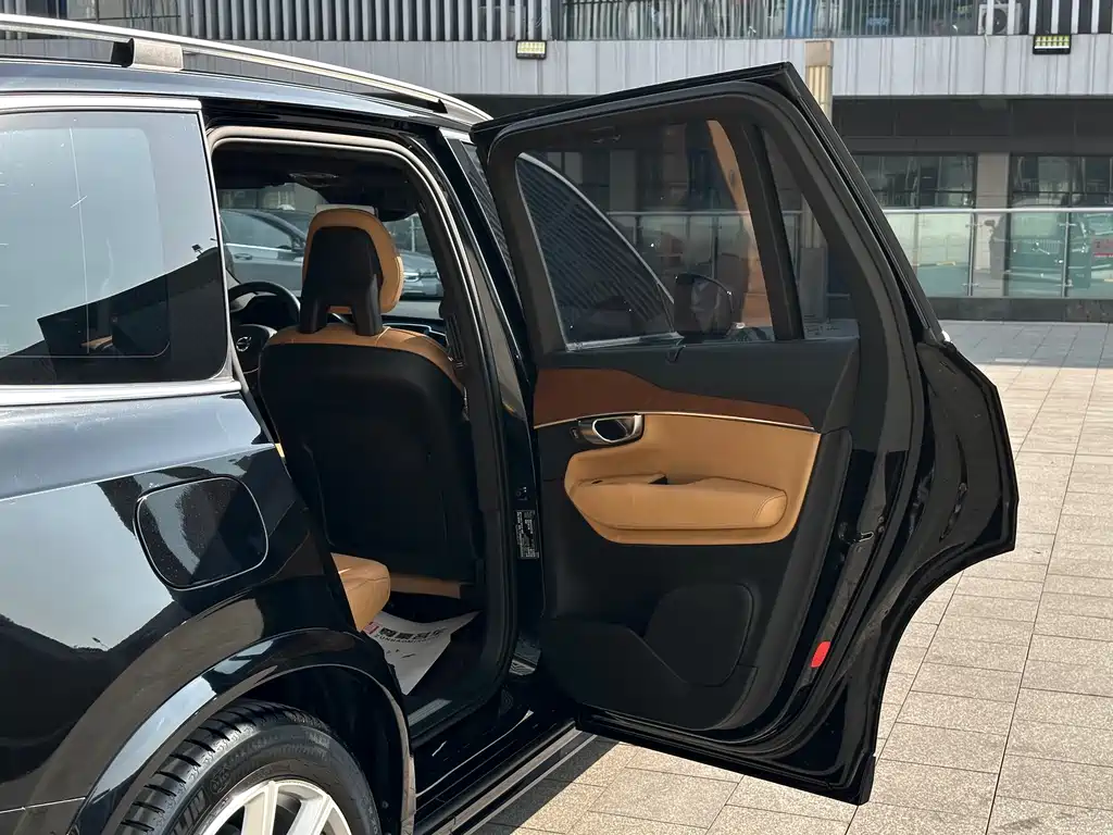 Volvo XC90 2018 — фото 17