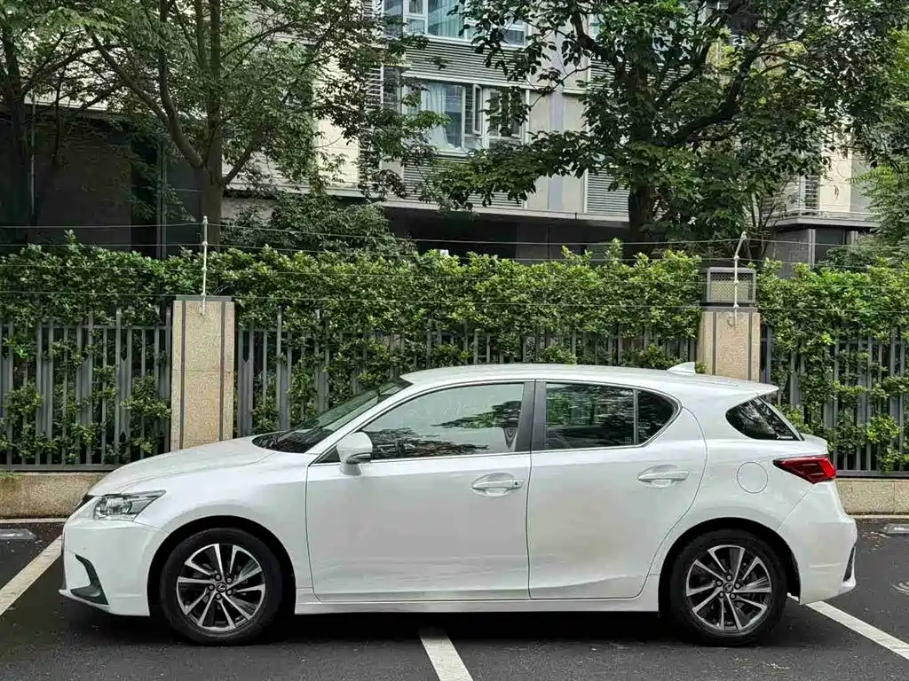 Lexus CT 2018 — фото 2