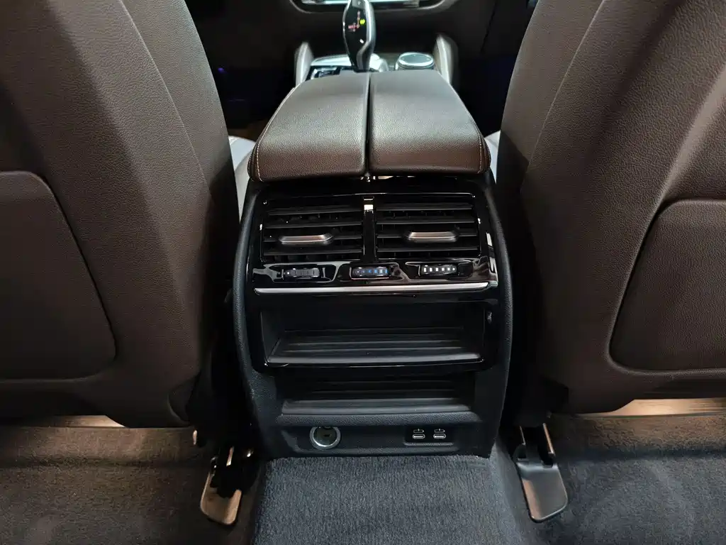 BMW 5 Series 2020 — фото 10