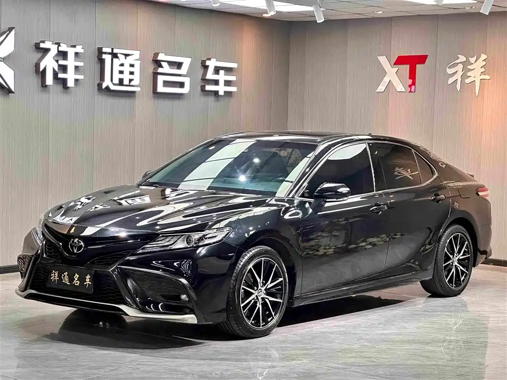 Toyota Camry 2022 — фото 1