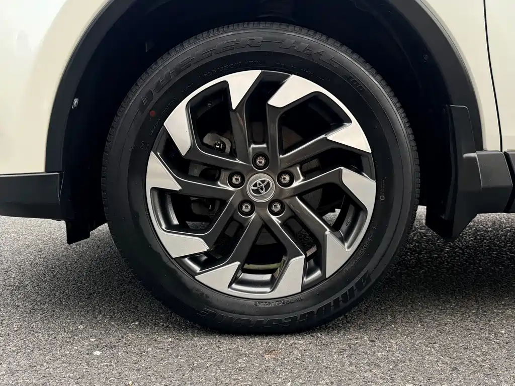 Toyota RAV4 2017 — фото 8