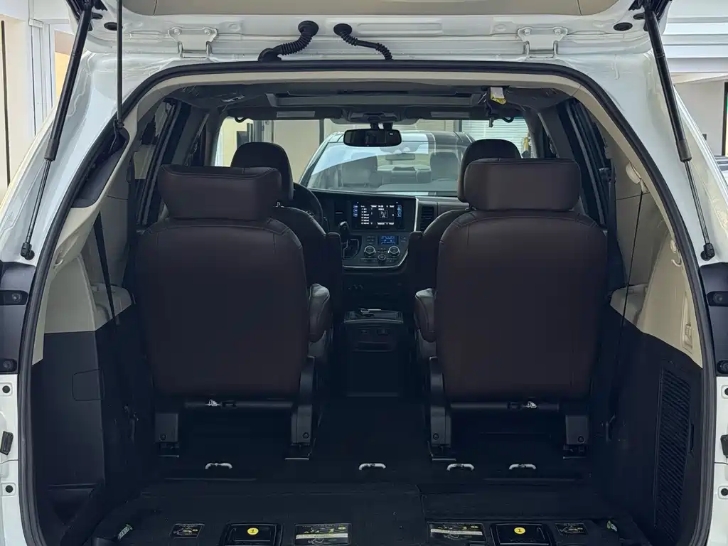 Toyota Sienna 2017 — фото 24