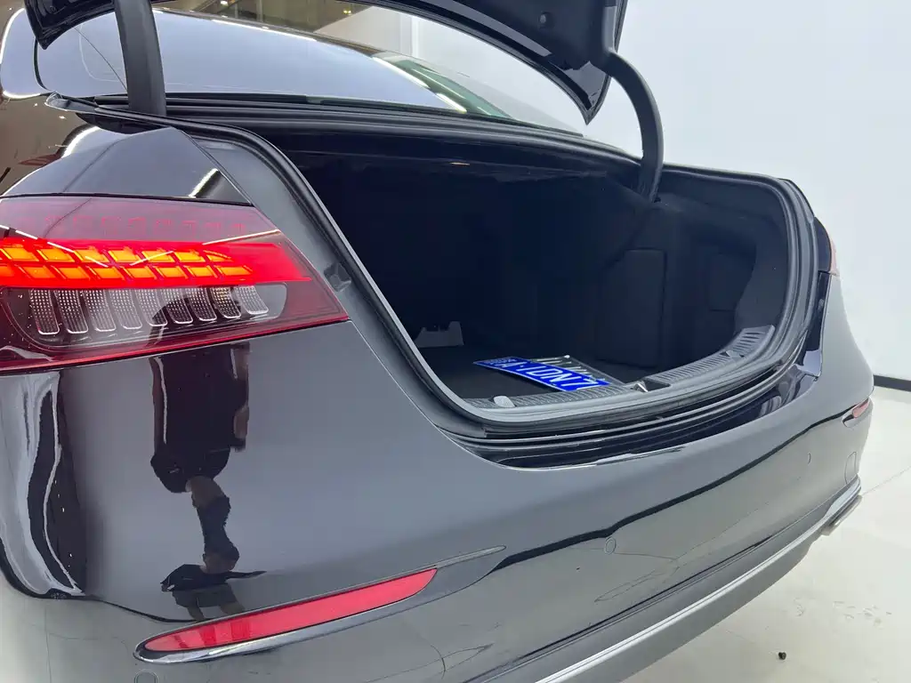 Mercedes-Benz E-Class 2023 — фото 16