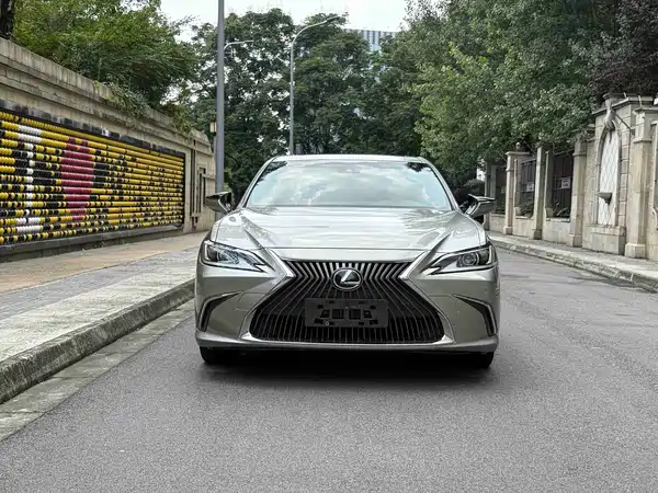 Lexus ES 2020