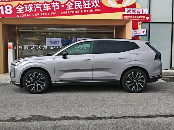 Volvo XC70 Plug-In Hybrid 2025