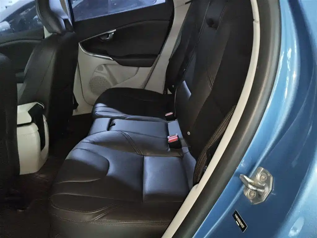 Volvo V40 2016 — фото 13