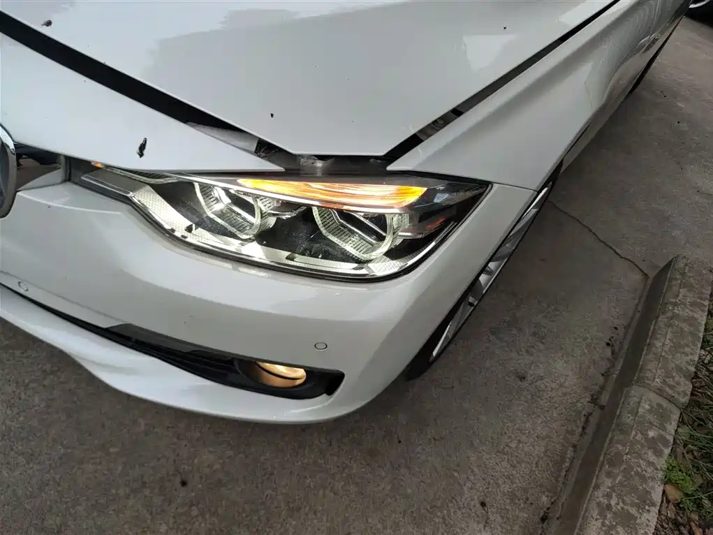 BMW 3 Series 2018 — фото 24