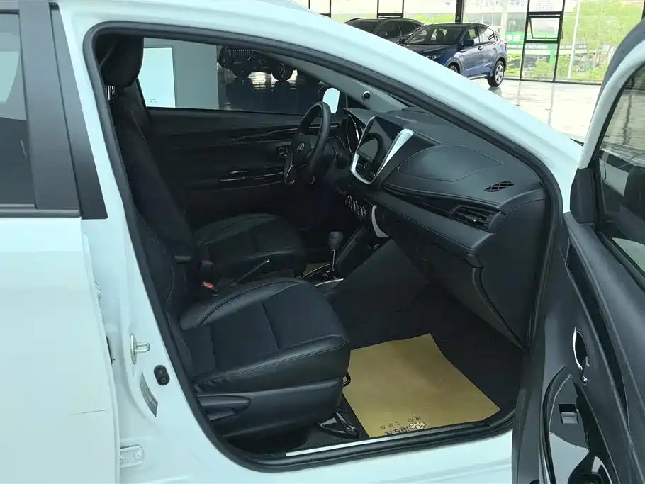 Toyota Yaris L 2022 — фото 8