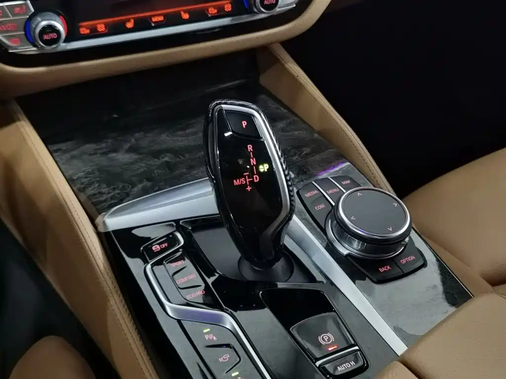 BMW 6 Series GT 2023 — фото 13