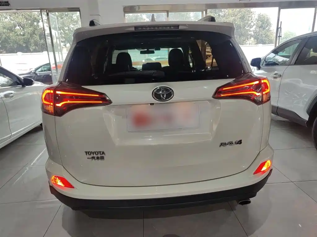 Toyota RAV4 2018 — фото 6