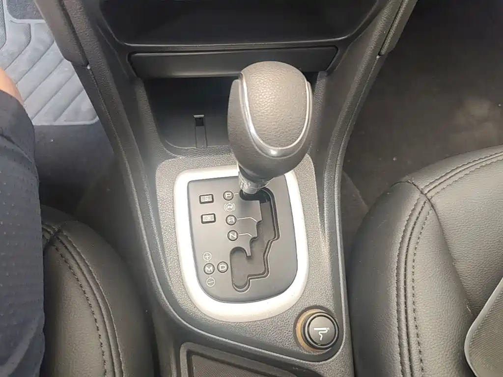 Peugeot 308 2015 — фото 14