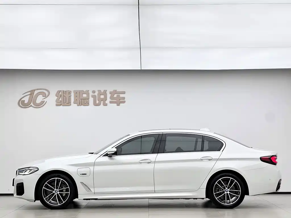 BMW 5 Series New Energy 2022 — фото 3