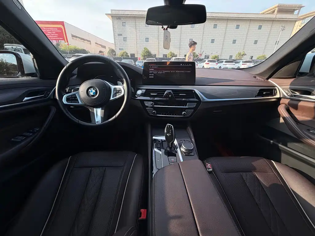 BMW 5 Series 2022 — фото 14